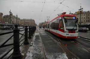 В центре Петербурга проезд в трамвае теперь можно оплатить банковской картой