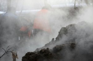Минувшей ночью возле метро проспект Просвещения бил фонтан горячей воды Минувшей ночью возле метро проспект Просвещения бил фонтан горячей воды