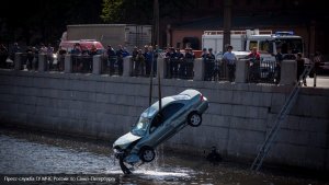 В результате утреннего ДТП иномарка оказалась в Обводном канале В результате утреннего ДТП иномарка оказалась в Обводном канале