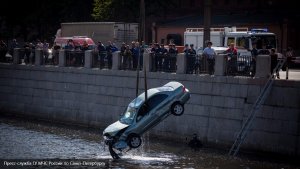 В результате утреннего ДТП иномарка оказалась в Обводном канале