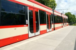 Трамвай нового образца сошел с рельс на проспекте Стачек 