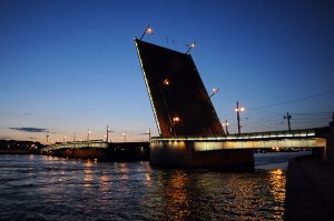 Движение на Литейном мосту ограничат до 30 ноября из-за ремонтных работ