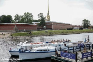 Возле Петропавловской крепости теплоход врезался в опору моста