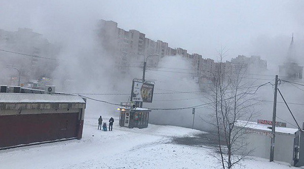 Фонтан из пара взбудоражил жителей Выборгского района