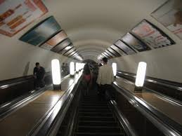 На эскалатора Петербургского метро умер 57-летний мужчина